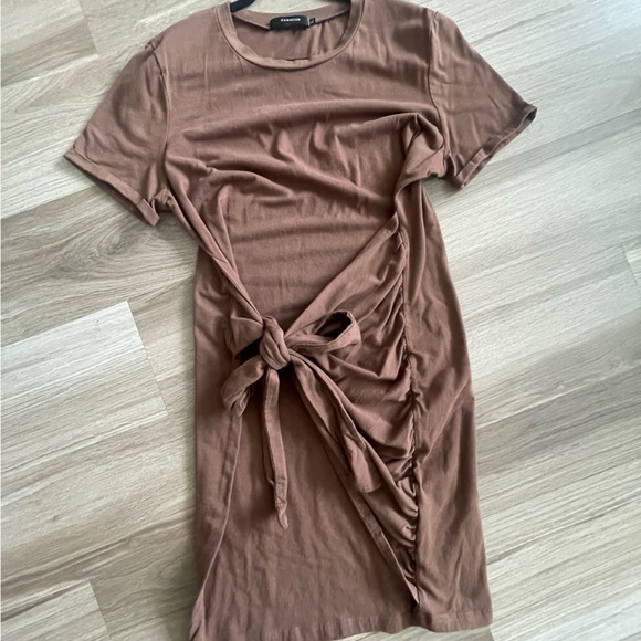 Dresses & Skirts - Brown Dress with Wrap Bow Size XL